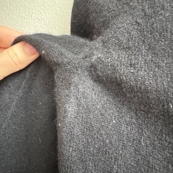 Everlane 100% Cashmere Black V Neck Pullover Classic Sweater Size Small - Picture 4 of 10